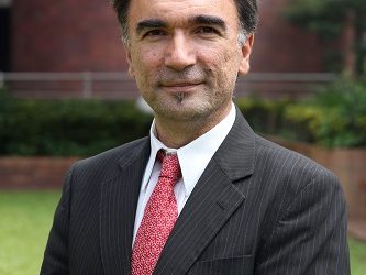 Tιμητική αναγόρευση κοσμήτορα Σχολής Ψυχολογίας και Κλινικών Επιστημών σε επίτιμο καθηγητή Νοσηλευτικής