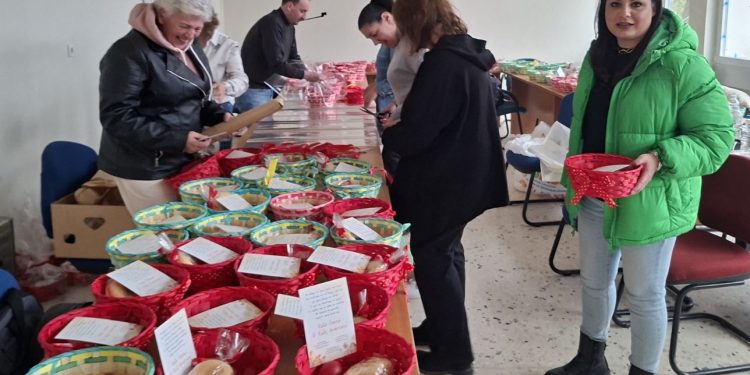 Πασχαλινά καλάθια και τρόφιμα σε ωφελούμενους του «Βοήθεια στο Σπίτι»