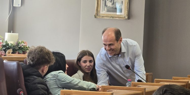 Συνάντηση Δημάρχου Αρταίων με τους πρώτους εγγεγραμμένους νέους για τη δημιουργία Δημοτικού Συμβουλίου Νέων