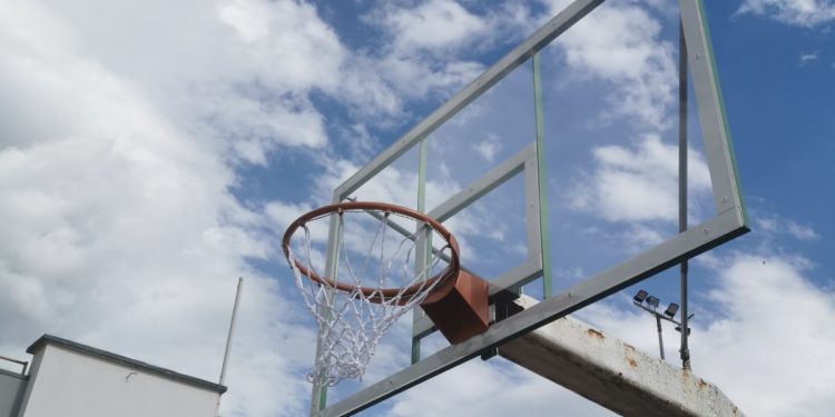 Tαμπλό σύγχρονων προδιαγραφών, με τα αντίστοιχα στεφάνια και διχτάκια, σε όλες τις μπασκέτες των πέντε ανοικτών γηπέδων στο Πανηπειρωτικό Στάδιο