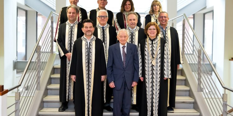 Επίτιμος Καθηγητής του Τμήματος Ιστορίας και Αρχαιολογίας της Φιλοσοφικής Σχολής Ιωαννίνων ο κ. Χρίστος Γ. Ντούμας, Ομότιμος Καθηγητής Προϊστορικής Αρχαιολογίας του Εθνικού και Καποδιστριακού Πανεπιστημίου Αθηνών