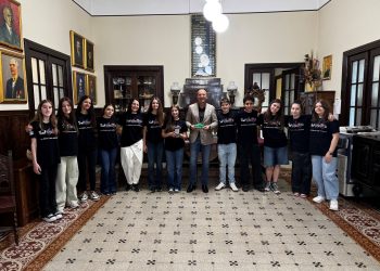Στο Δημαρχείο η ομάδα του Πρότυπου Γυμνασίου Ζωσιμαίας Σχολής που κέρδισε στον διαγωνισμό Μαθητικής Επιχειρηματικότητας