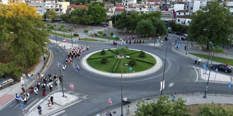 Η Άρτα τίμησε τα 145 χρόνια Ελευθερίας με την πρώτη επετειακή πομπή και παράσταση ιστορικής μνήμης