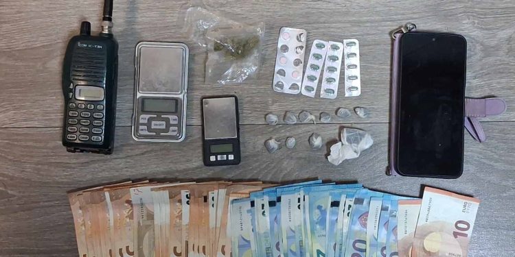 Συνελήφθη ημεδαπός στα Ιωάννινα για διακίνηση ναρκωτικών- Hρωίνη και -2.490- ευρώ ανάμεσα στα κατασχεθέντα