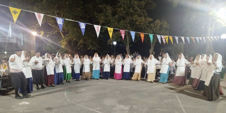 Μια μαγευτική βραδιά παράδοσης στο 4ο Φεστιβάλ Παραδοσιακών Χορών στον Παρακάλαμο Πωγωνίου – Το ταξίδι του «Πήγασου» στις Κυκλάδες
