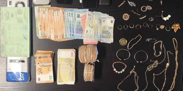 Mε το πρόσχημα του λογιστή άρπαξαν 42.650 ευρώ και χρυσαφικά