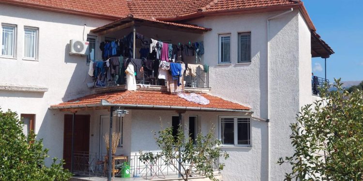 ΡΟΔΟΤΟΠΙ ΙΩΑΝΝΙΝΩΝ: Εικόνες αθλιότητας και άγριας εκμετάλλευσης των μεταναστών εργατών. Η ανάπτυξη καλπάζει στα εργοστάσια, εκατοντάδες τα φτηνά εργατικά χέρια από το σύγχρονο δουλεμπόριο | Δουλειά και διαβίωση σε άθλιες συνθήκες